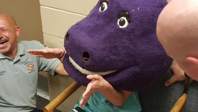 Tak tento vtípek se nepovedl! Dívka uvízla v hlavě dinosaura!