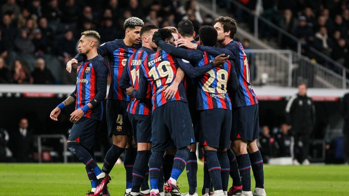 Barcelona má nakročeno do finále poháru. Real porazila díky vlastnímu gólu