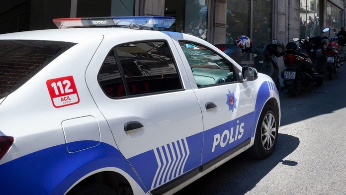 Tureckou popovou divu zatkla policie. Nejapně totiž zavtipkovala na koncertu