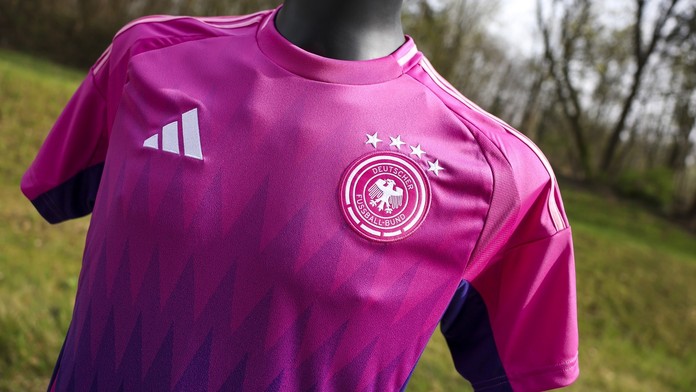 Nový "venkovní" růžový dres německých fotbalistů
