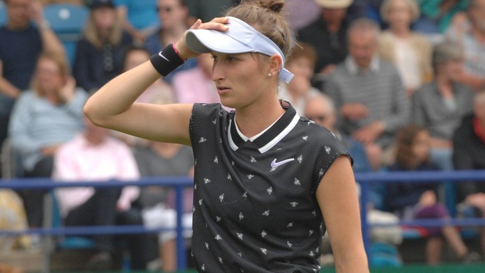 Vondroušová generálku na Wimbledon nezvládla, Strýcová se zranila