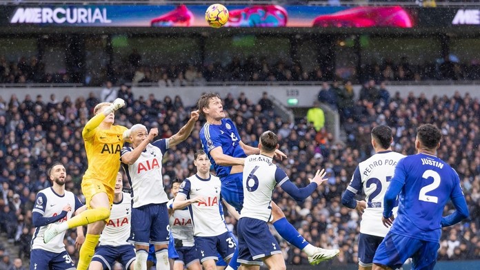 Tottenham i s Kinským v sestavě prohrál s Leicesterem. United zvítězili