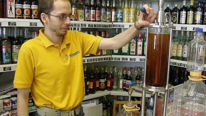 FOTO: Na benzínce natankujete rum