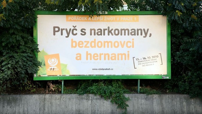OBRAZEM: Billboardová válka politiků je tu. Likvidace vs. narkomani