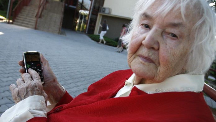 Telefonní operátoři lákají ze seniorů více peněz za volání! Víme, jak se bránit!