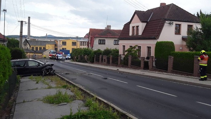 Opilý řidič boural, poškodil plynovou přípojku. Hasiči evakuovali okolní domy