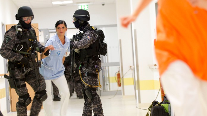 EVAKUACE POLIKLINIKY V ŽAMBERKU! Anonym hrozil BOMBOU, policie ji musela VYKLIDIT!