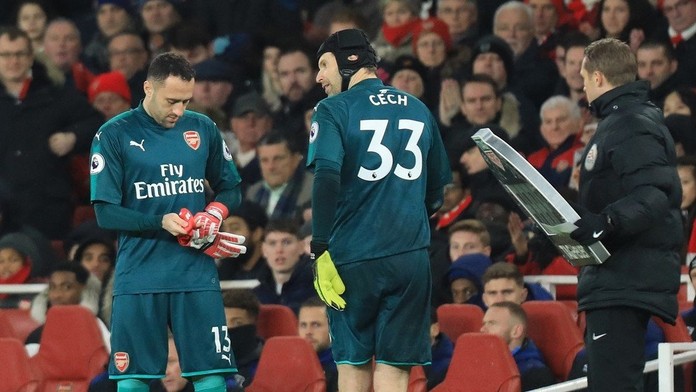 Koupí Arsenal nového gólmana? Čech zase přišel o nulu a zranil se