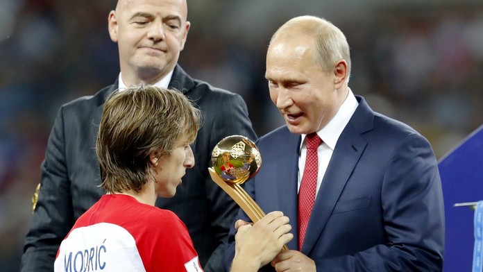Vladimír Putin předává Modričovi trofej pro nejlepší hráče MS 2018