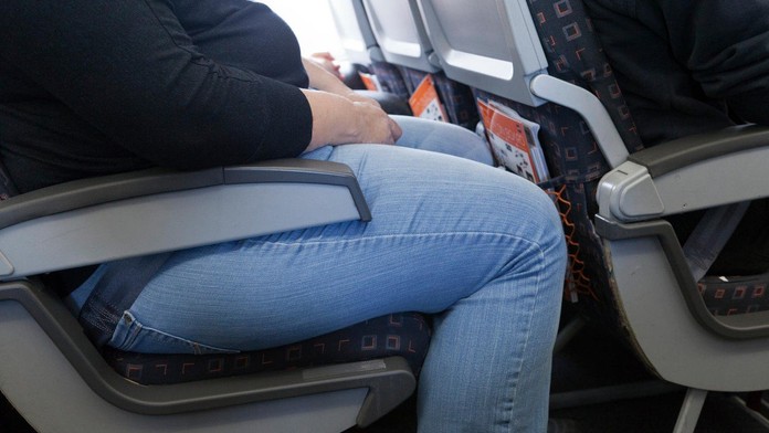 Žena letěla vedle obézní cestující: Její tuk ohrozil bezpečnost, tvrdí