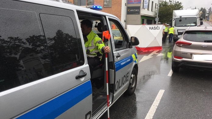 Tragická nehoda u Brna! Ženu srazil na přechodu náklaďák, je po smrti