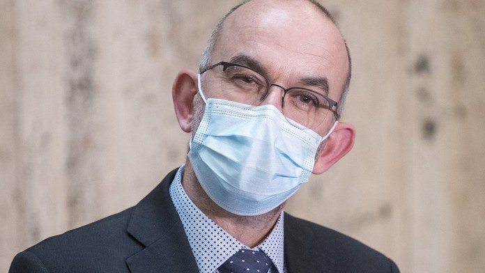 Vrátit se z nákupu můžete i po deváté, řekl Blatný. Nařízení ale tvrdí opak