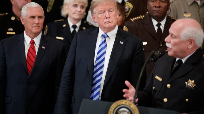 Stav nouze (ne)končí. Trump se pře s Kongresem o hraniční zeď