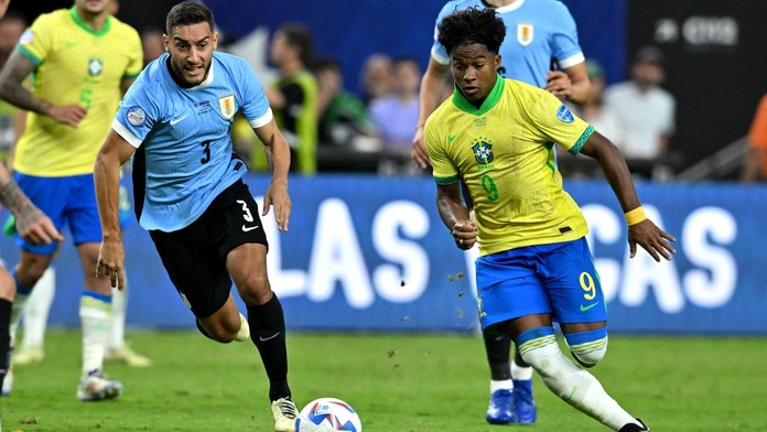 Brazilec Endrick v zápase proti Uruguayi