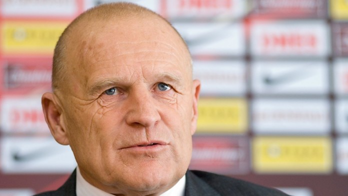 Sparťanský boss Hřebík měl nehodu! Vjel na koleje a smetla ho tramvaj