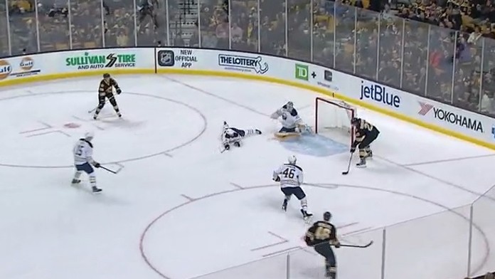 Český ťukes v NHL: Podívejte se, jak válí Krejčí s Pastrňákem!