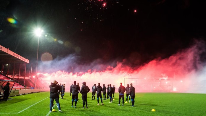 Nizozemští fanoušci přeprali restrikce. V pět ráno rozpoutali pyroshow