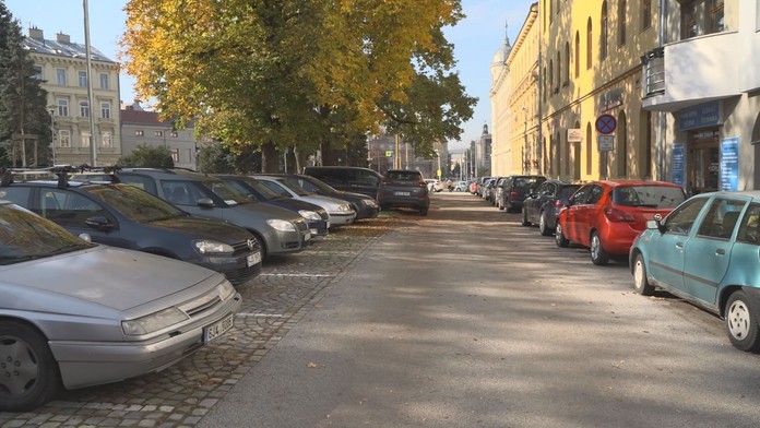 Developeři upouští od výstavby míst k parkování. Může to být velký problém