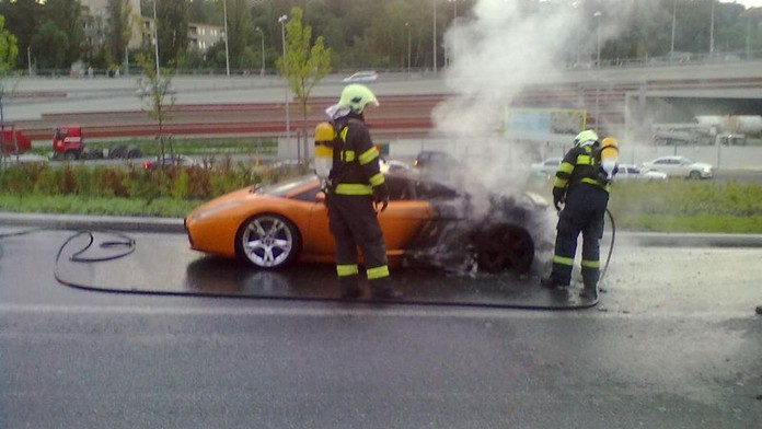 Šofér Lamborghini chtěl ujet od nehody, začal mu ale hořet motor