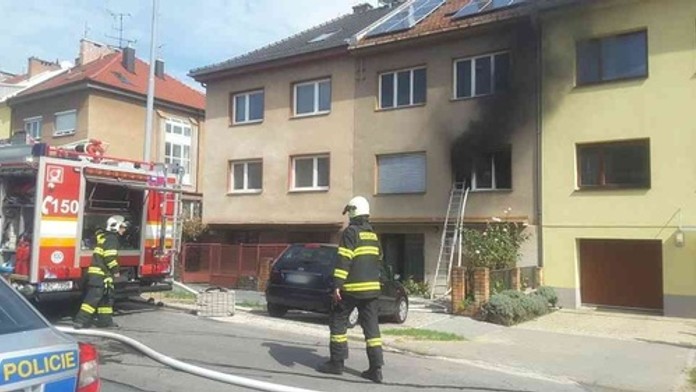 V Brně hořel dům, starého pána zachránili sousedé po žebříku