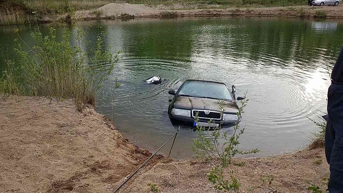 Mladý pár zapomněl na brzdu. Auto skončilo 8 metrů pod hladinou