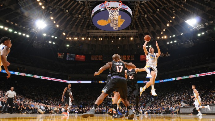 Warriors opět řádili. Curry ale tentokrát nechal slávu parťákům