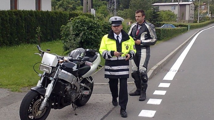 Bezohledný motorkář srazil policistu a ujel