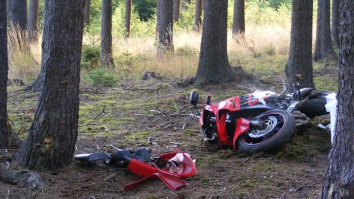 Hrůza v lese! U Tábora ležel mrtvý motorkář, zabil se v noci
