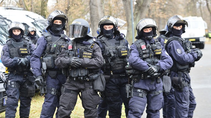 Při derby byli zraněni nevinní a nezletilí fanoušci, píše Tvrdík. Policie se brání