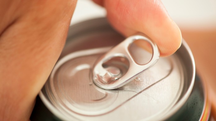 Lékaři nalili do muže 15 plechovek piva. Zachránili mu tím život