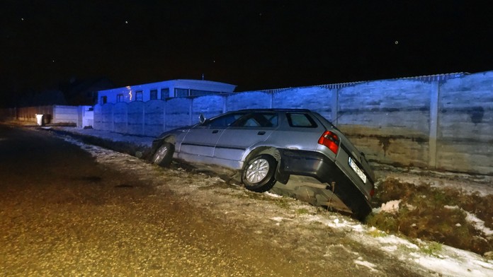 Opilý řidič zaparkoval felici do příkopu, měl skoro tři promile