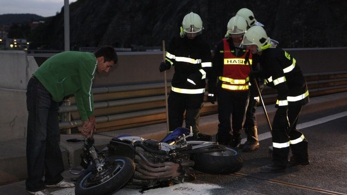 Motorkáře srazil řidič náklaďáku. Ujel od nehody