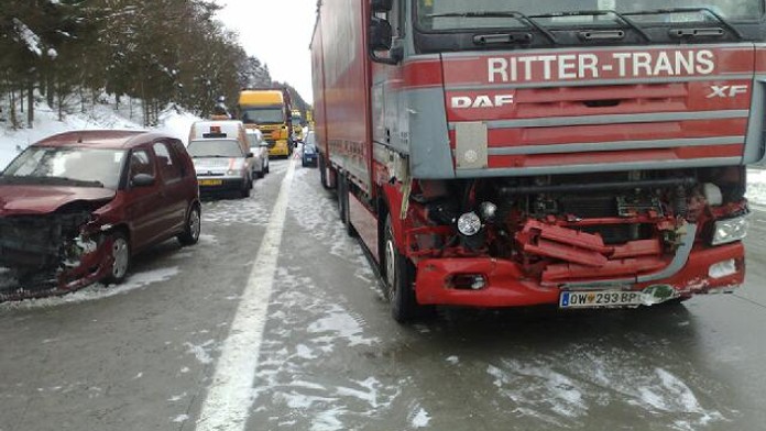 Řetězová nehoda 6 aut na D1. Policista je zraněný