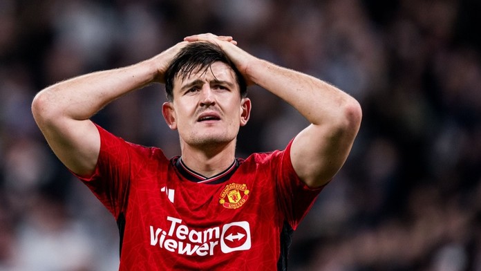 Harry Maguire se drží za hlavu