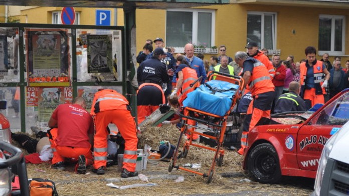 Závodní auto usmrtilo těhotnou ženu a chlapečka (†10)