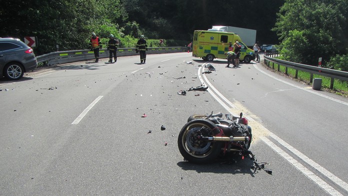 Po strašlivé nehodě musel pro zraněného motorkáře letět vrtulník