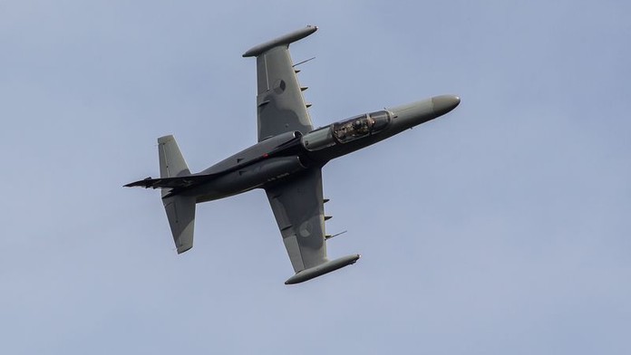 Vojáci začali vyzvedávat trosky letounu L-159. Zemřel v něm mladý pilot