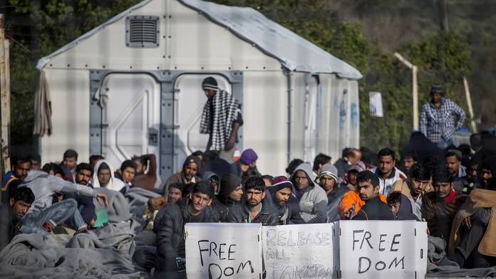 Migranti znovu podpálili uprchlické zařízení na řeckém Chiosu