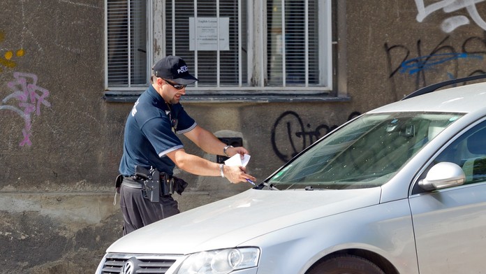 Nejdivnější pravidlo na světě? Pokuta za otevření dveří špatnou rukou