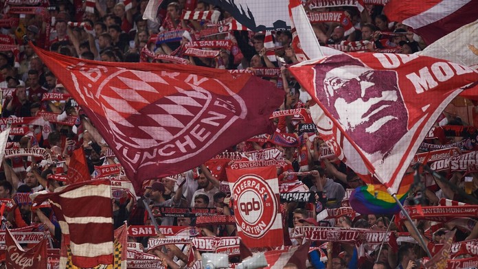 Respektujte fanoušky! Příznivci Bayernu protestovali proti odkladu zápasů v Anglii