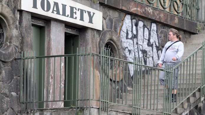 Útok na veřejných záchodech. Důchodce škrtili a obrali o peníze!