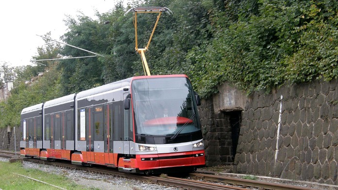 V plzeňské tramvaji dívce poleptali oči. Řidič nepomohl a ujel