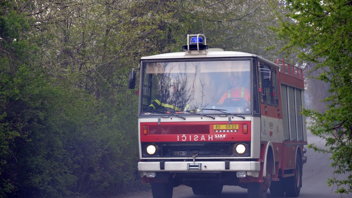 Na Chomutovsku havarovala cisterna plná benzinu
