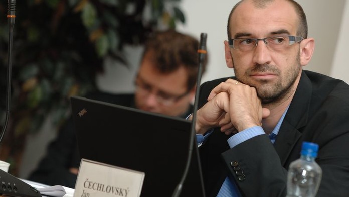 Poslanci si polepšili o několik tisíc! Na důchody tak půjde méně peněz