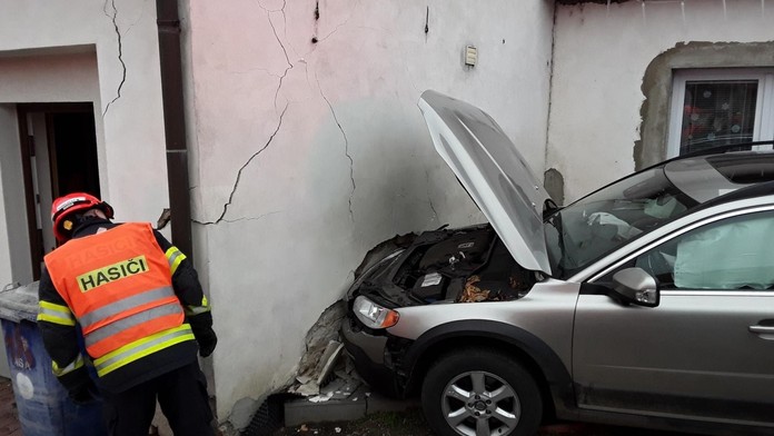 Auto srazilo chodce a nabouralo dům. Muže museli vyprostit, stavení podepřít