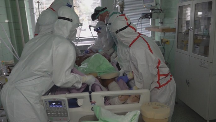 Riziko hospitalizace je u lidí s mutací delta mnohem vyšší, zjistili vědci