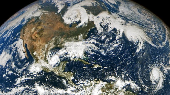 Nad Atlantikem se utvořily tři hurikány najednou. Nevídané, děsí se meteorologové