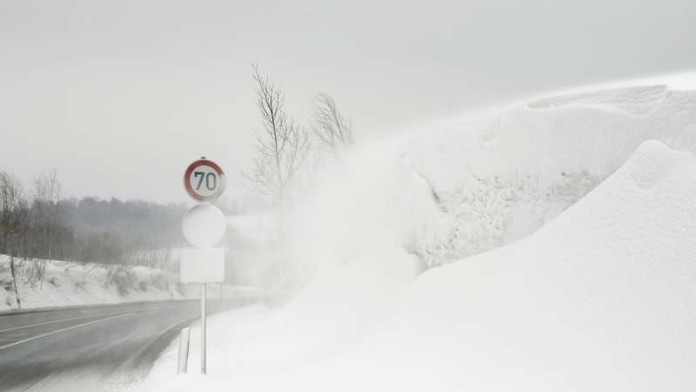 Meteorologové zpřísnili výstrahu! Hrozí závěje, sněhové jazyky a silný vítr