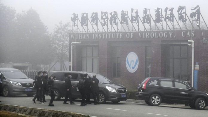 Tým WHO prohledával laboratoř ve Wu-chanu. Pátral po původu covidu
