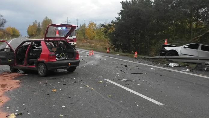 Otec se dvěma tříletými syny boural, jeden z nich zahynul!